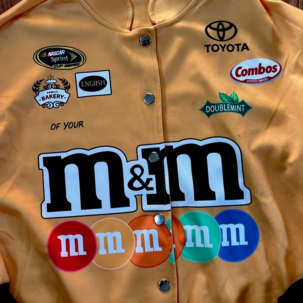 M&M fun snap jacket. Size L but fits like a unisex jacket.